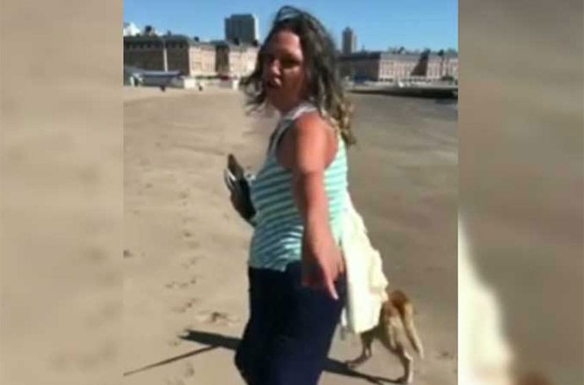 Una mujer sacó a pasear al perro por la playa y dijo ser policía "de licencia"