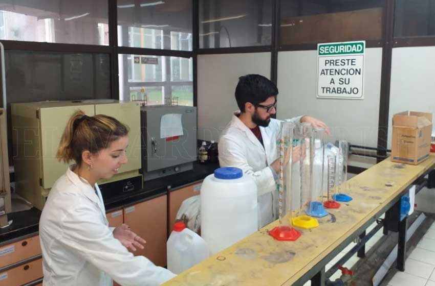 Estudiantes de la UNMDP producen una formulación líquida desinfectante
