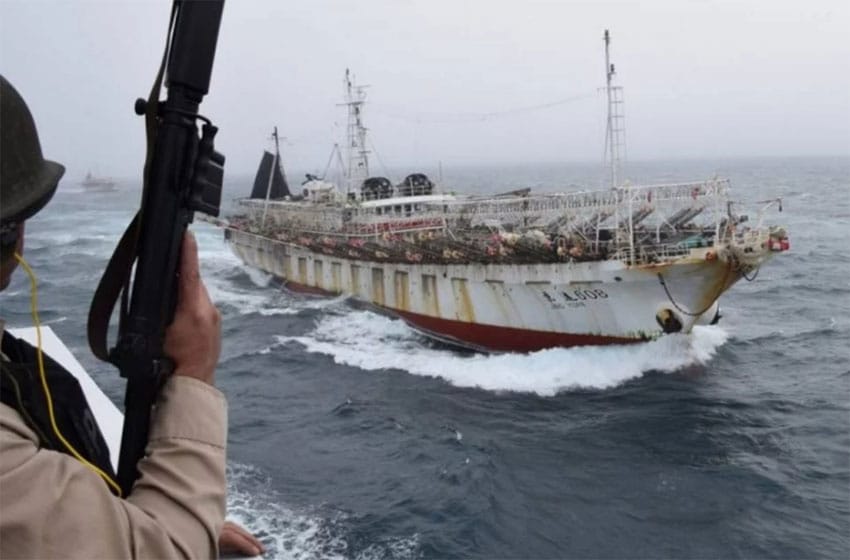 Capturan barco chino que pescaba ilegalmente en aguas argentinas: lo trasladaron a Madryn