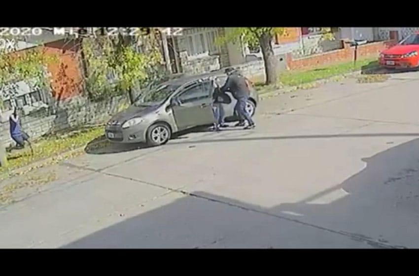 Video: Violento robo en medio de la calle a plena luz del día
