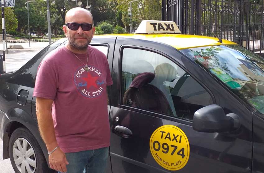 A pesar del parate generalizado, un taxista ofrece auxilio a adultos mayores
