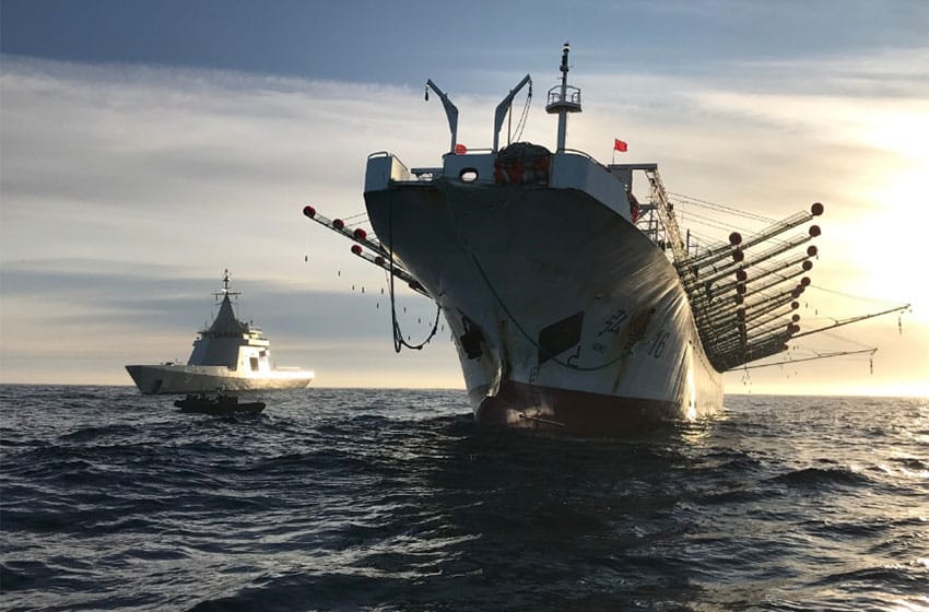 Capturaron un barco chino que pescaba ilegalmente en la Zona Económica Exclusiva