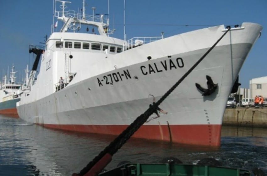 Detienen a barco portugués pescando ilegalmente en Mar Argentino