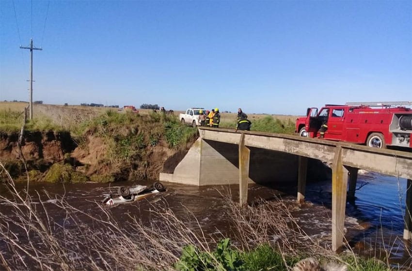 Camioneta cayó a un arroyo y trabajan rescatistas en el lugar