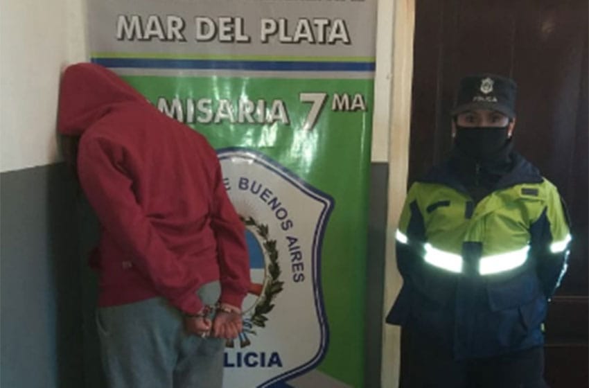 Video: detuvieron a una pareja por una entradera en el barrio Los Pinares