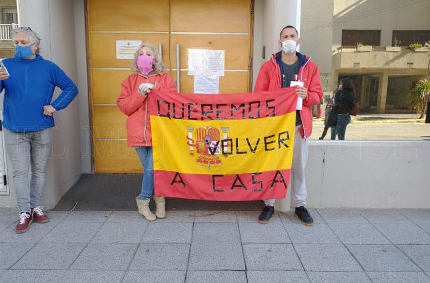 Enojo de españoles varados en "La Feliz": "Estamos desesperados"