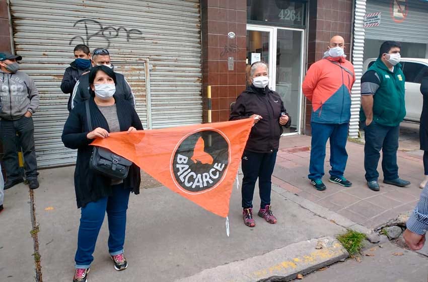 Empleados de Comercio y Pasteleros reclaman en las puertas de Postres Balcarce