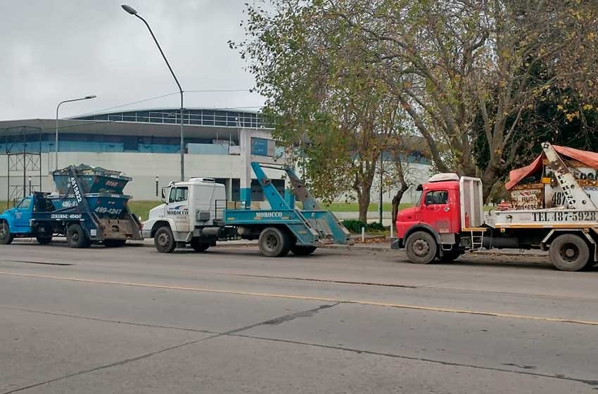 Nuevo protestódromo: camiones volcadores se sumaron a los reclamos en el COM
