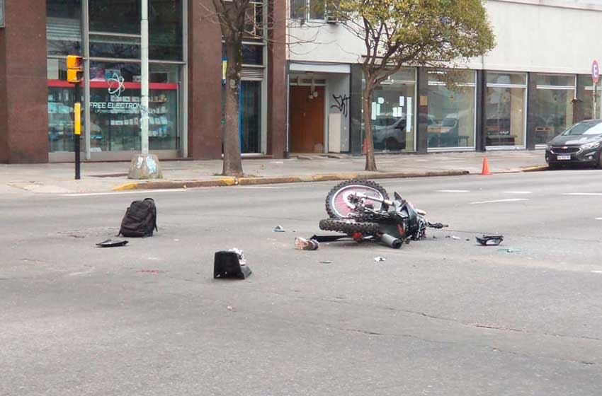 Un motociclista fue hospitalizado tras un choque en Av. Independencia