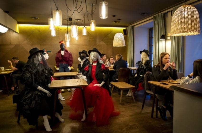 Fotos: Maniquíes para que los comensales no se sientan solos en los restaurantes
