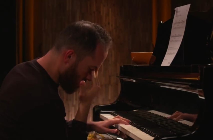 Pianista toca durante 16 horas una pieza de Satie para visibilizar la crisis de los artistas