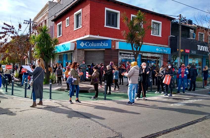 Ruidosa protesta de comerciantes en Güemes al grito de "queremos trabajar"