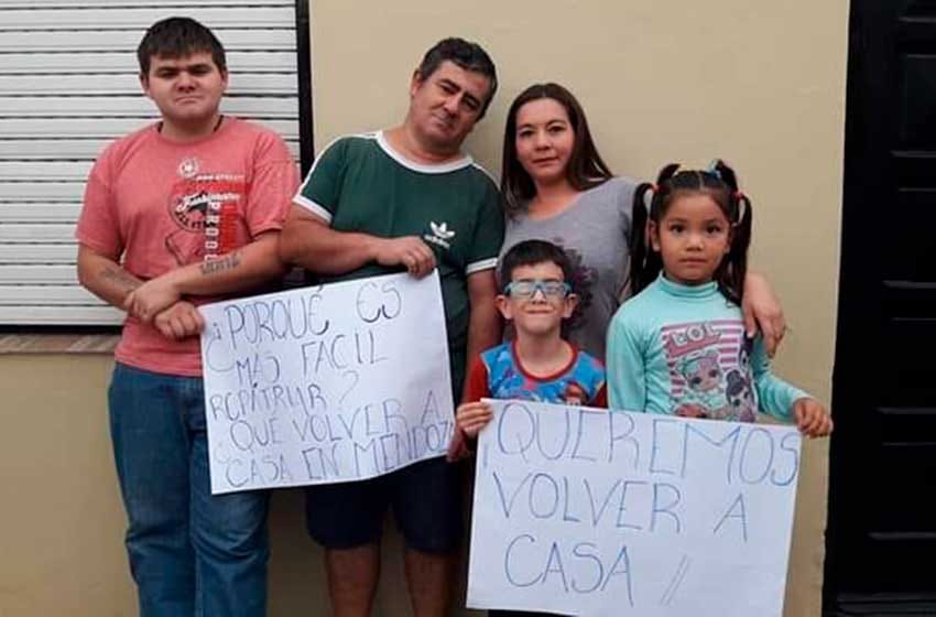 De la ilusión a la angustia: con hijo discapacitado, están varados en Mar del Plata y piden ayuda