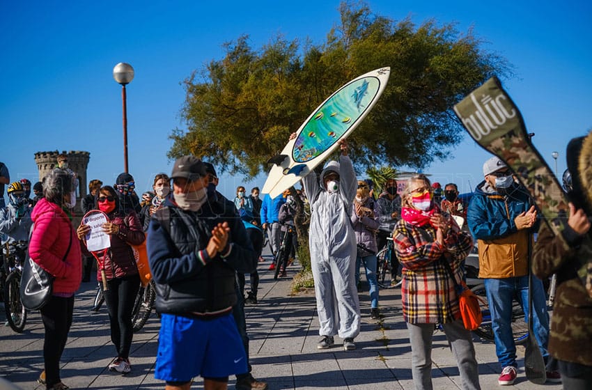 Video: con tablas y skates, pidieron el regreso de la actividad deportiva en Mar del Plata