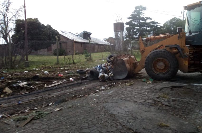 Tras la denuncia de vecinos, limpiaron basural en el barrio Bernardino Rivadavia