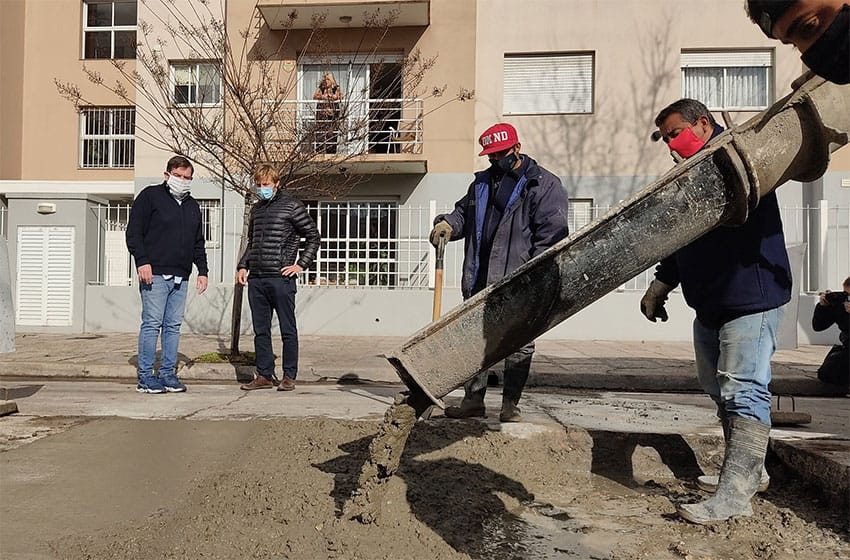 Montenegro recorrió obras de asfalto que el municipio hace con equipo propio