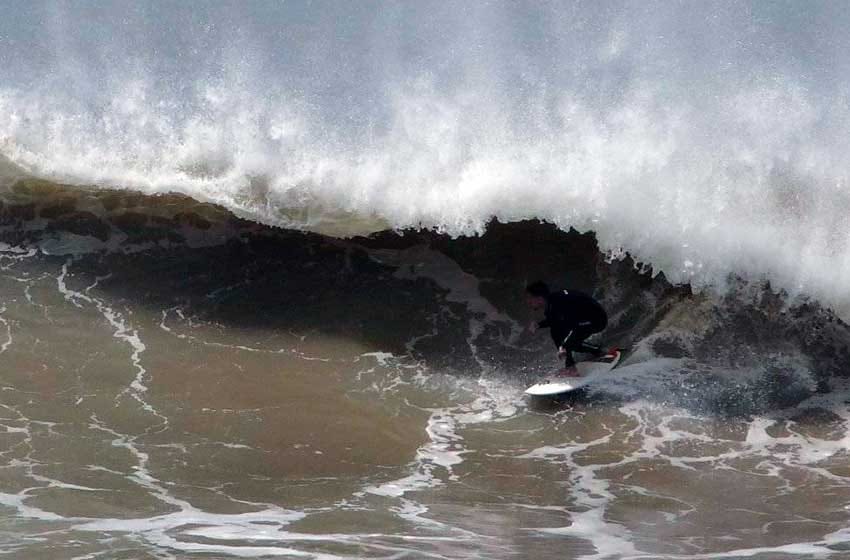 Surf en Mar del Plata: a pesar de la negativa, insisten con meterse al mar