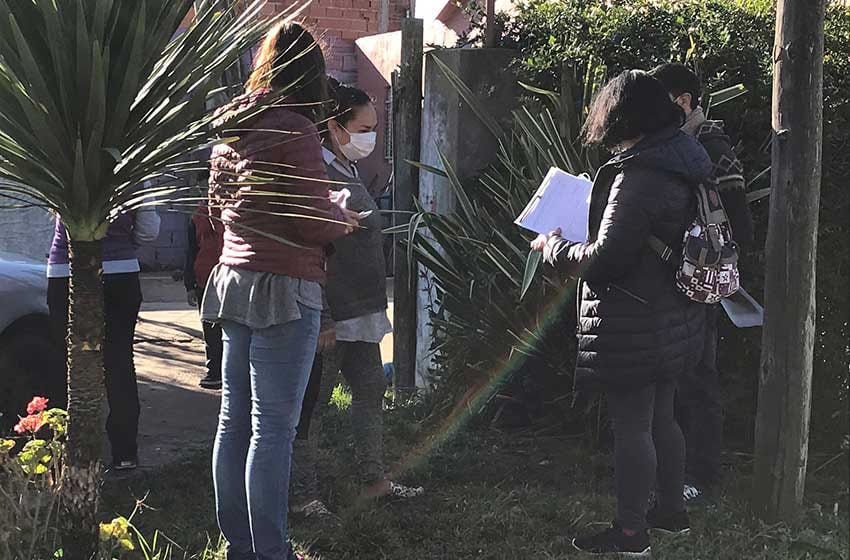 Integrantes de la Mesa Social recorren barrios vulnerables para difundir información sobre el COVID-19