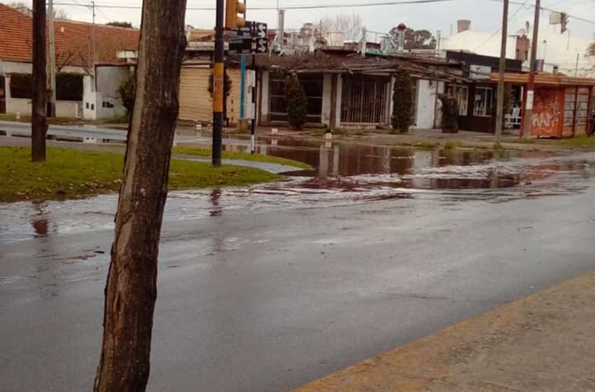 Luego de los arreglos de OSSE, el agua bajó en avenida Tejedor