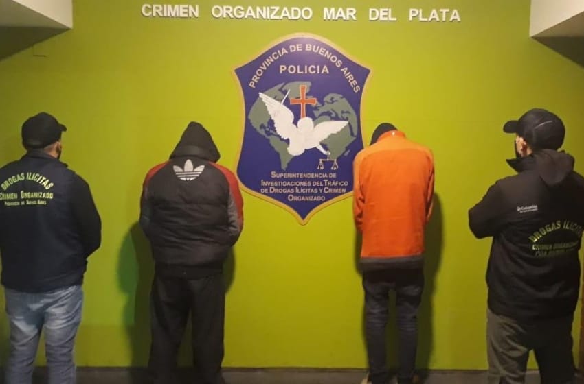 Video: cayeron dos hombres que vendían droga en un almacén