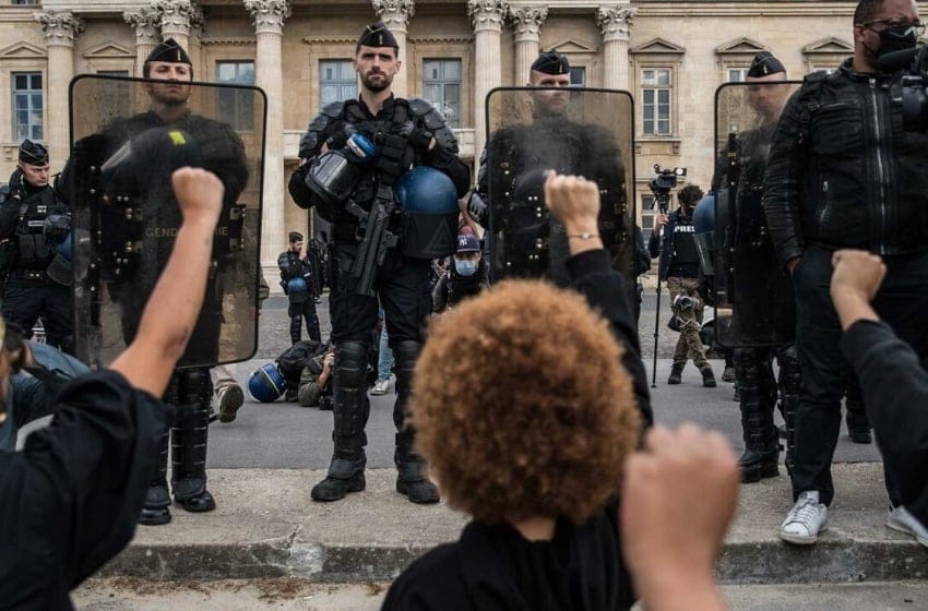 Francia prohíbe a la policía usar la técnica del estrangulamiento en las detenciones