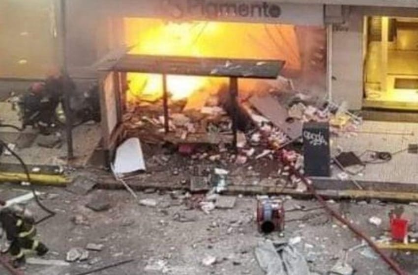 Explosión e incendio en una perfumería en Villa Crespo: dos bomberos muertos