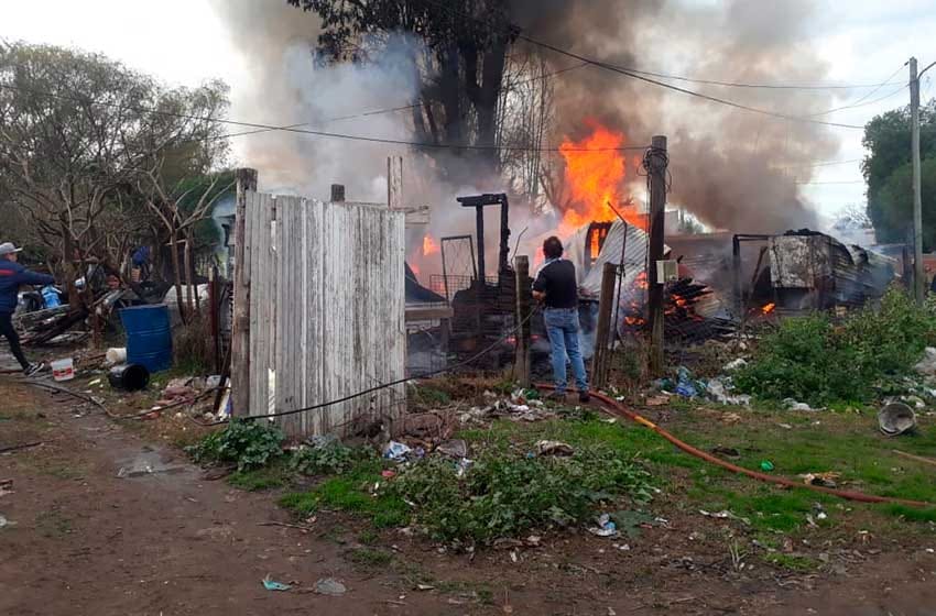 Video: incendio y destrucción total de una vivienda en Villa Evita