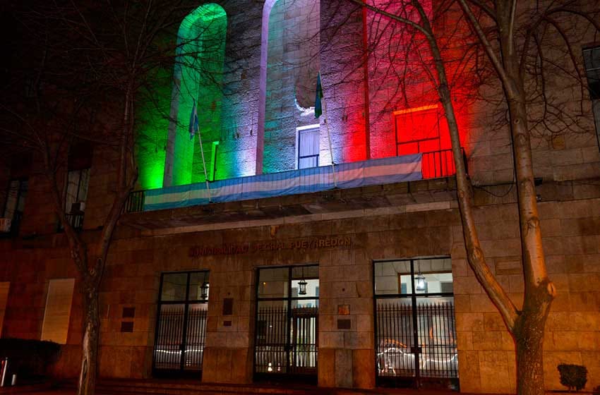 Iluminan el frente de la municipalidad con los colores de Italia