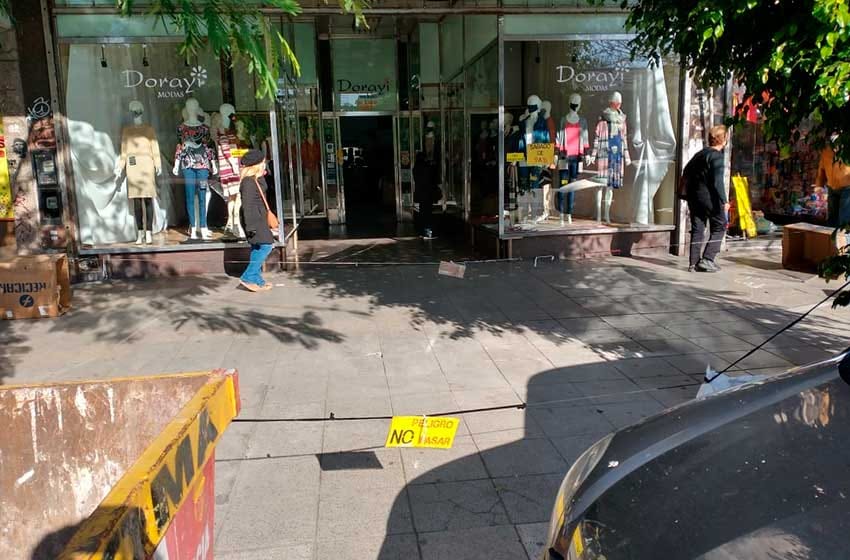 No fue tragedia de milagro: cayó una placa de mármol de un comercio de la avenida Luro