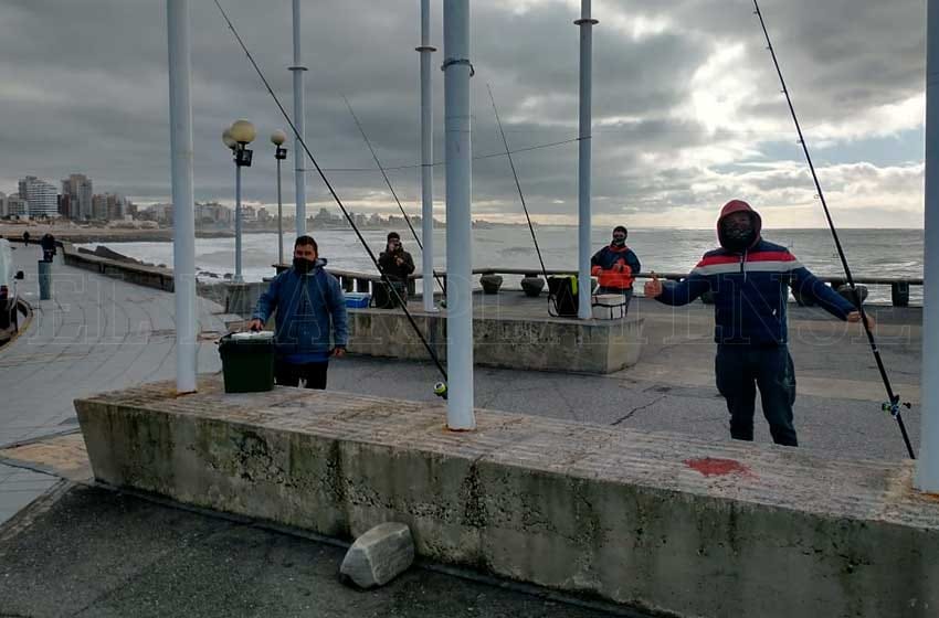Video: a pesar del clima, fanáticos de la pesca volvieron a la costa marplatense