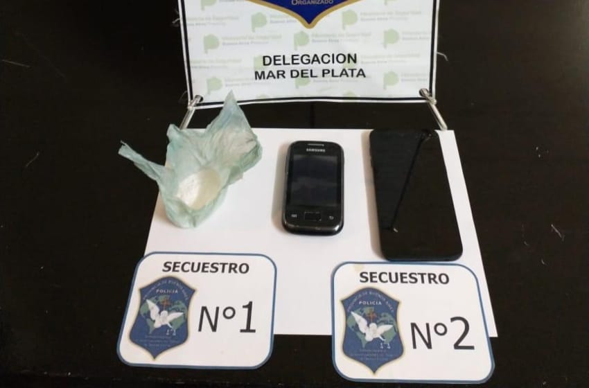 Golpe a la droga en Miramar deriva en un allanamiento en una celda de Batán: incautaron cocaína y celulares