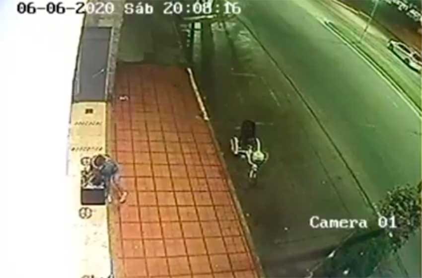 Video: con un tríciclo robó las macetas de una veterinaria