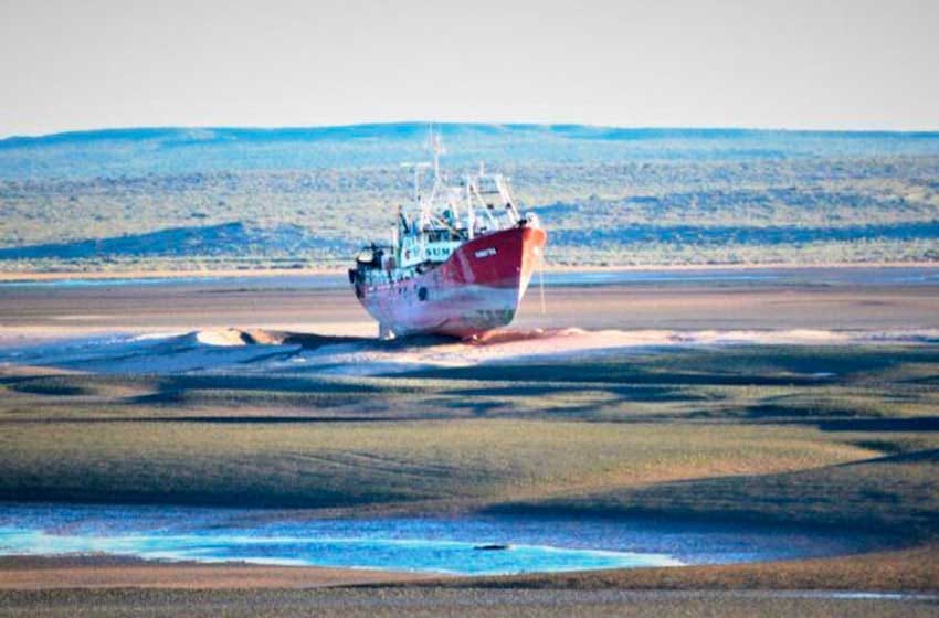 San Antonio Oeste: la marea baja sorprendió a un buque pesquero que operó en Mar del Plata