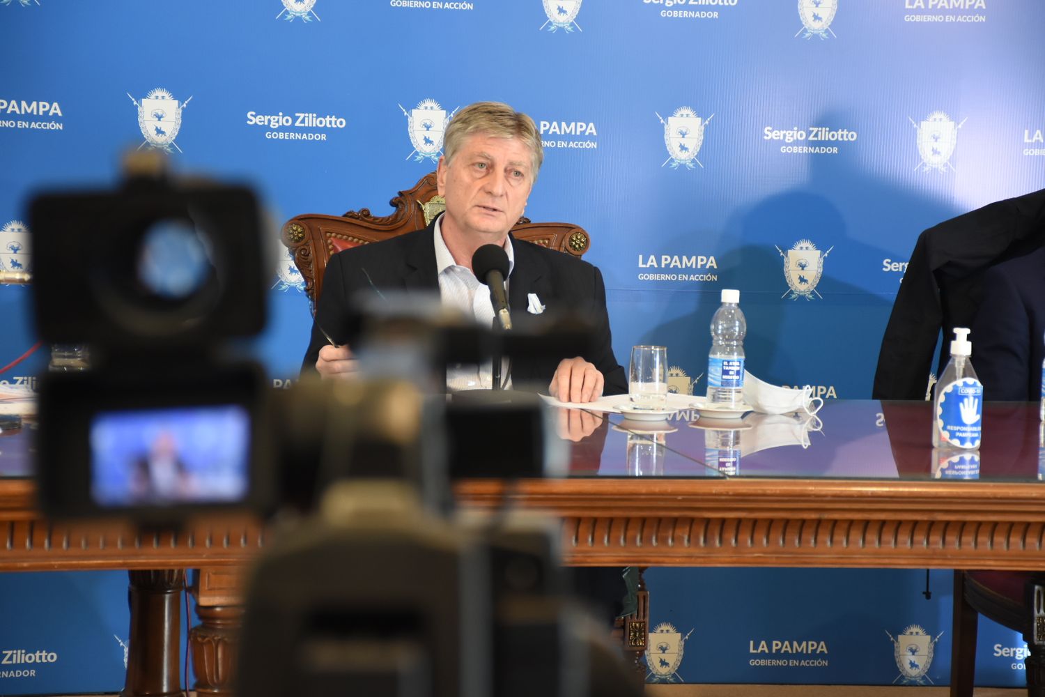 Gobernador de La Pampa: "a la Argentina que trabaja, le sobran muchos porteños"
