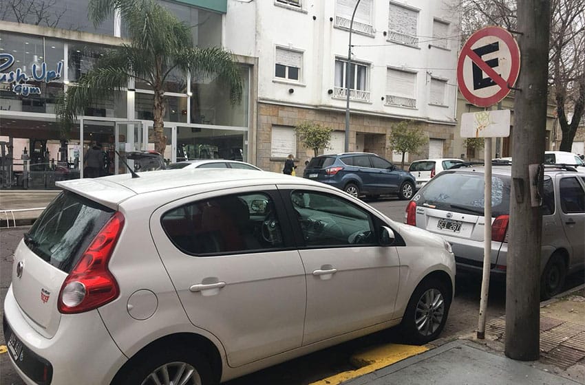 ¿Quién controla los estacionamientos reservados en las calles de la ciudad?