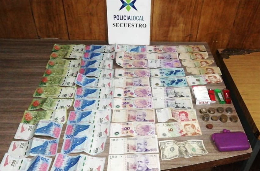 Dos aprehendidos por robar 8500 pesos y 100 dólares a una mujer