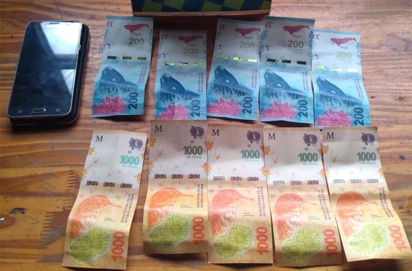 Una mujer fue detenida por intentar pagar con billetes falsos