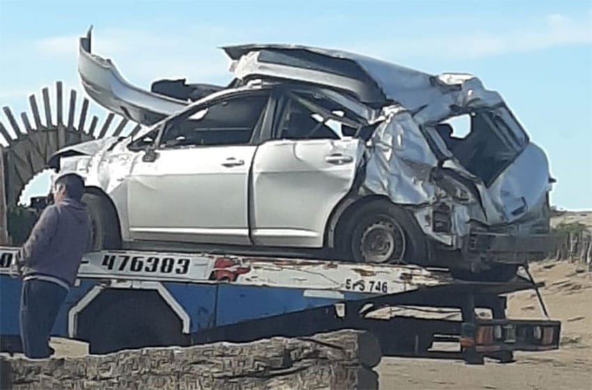 Un muerto y cuatro heridos al volcar un vehículo en la costa de Pinamar