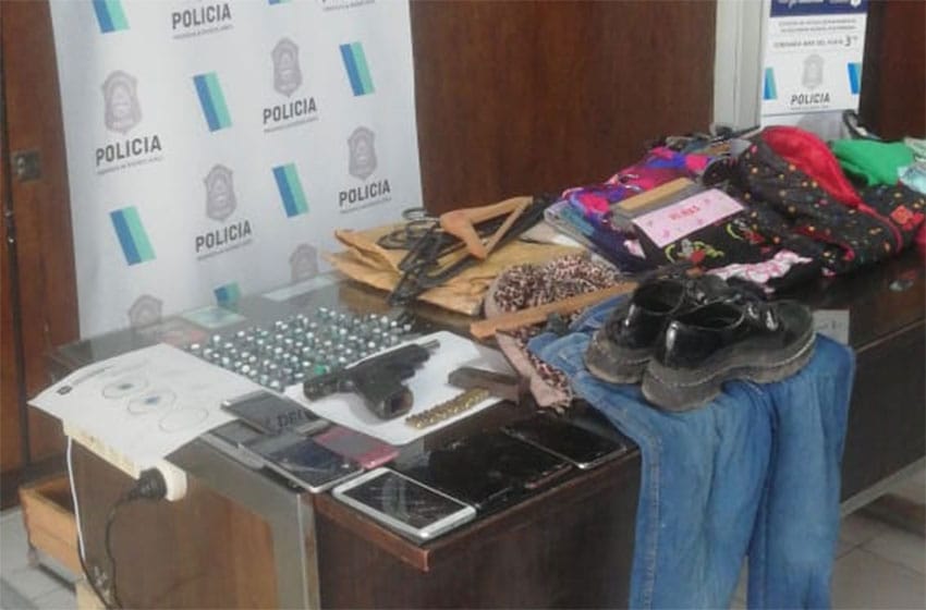 Cayeron dos delincuentes que robaron un local de ropa: tenían armas y droga