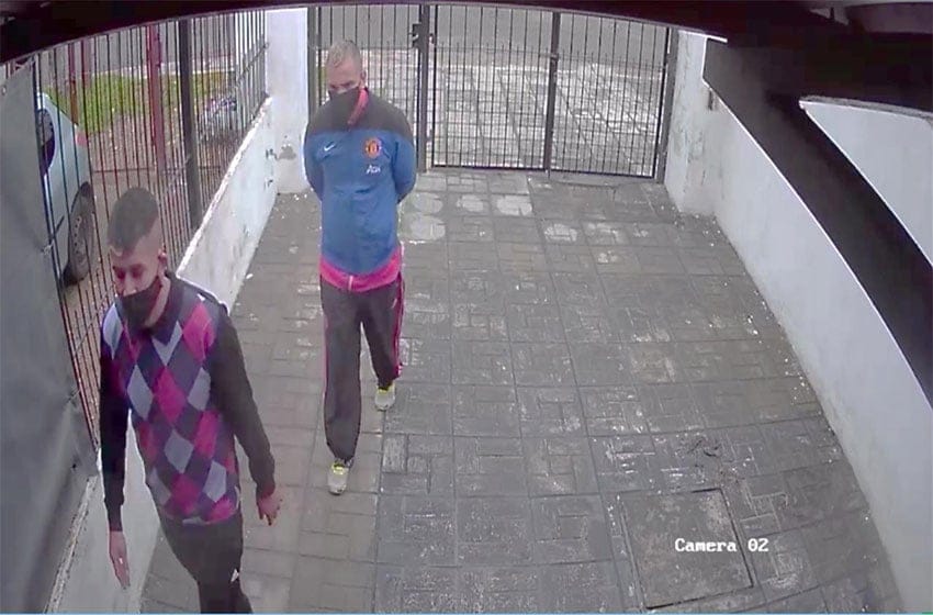 Buscan a dos hombres que robaron en una casa luego de golpear y atar al propietario