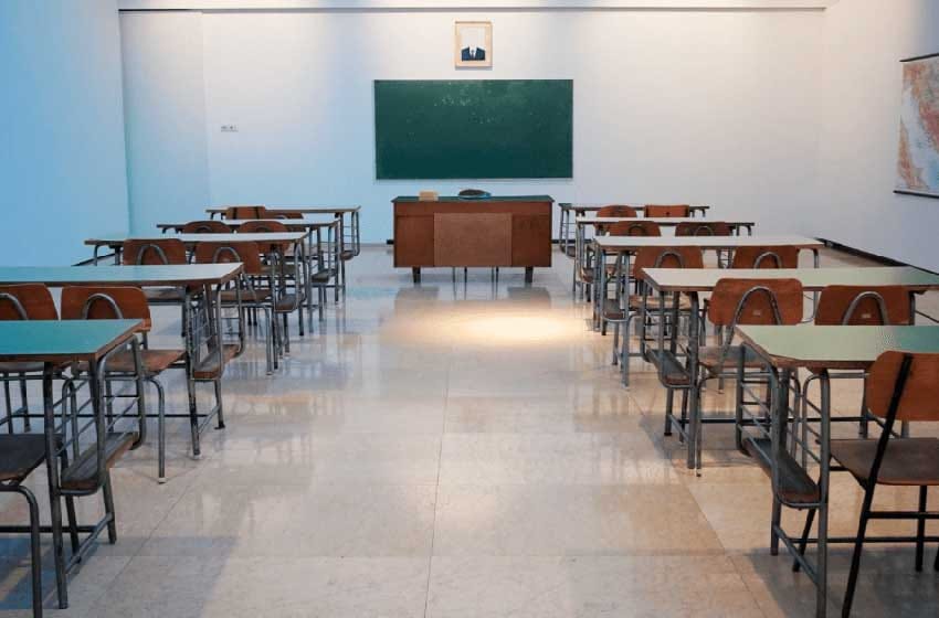 Alumnos iraníes retornaron a las clases al reabrir las escuelas después de siete meses