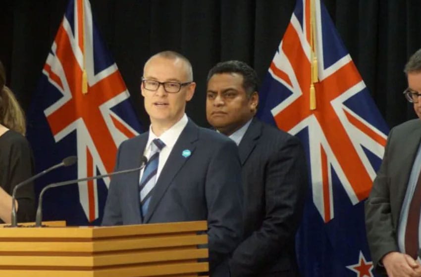 Renuncia el ministro de Salud de Nueva Zelanda por incumplir la cuarentena