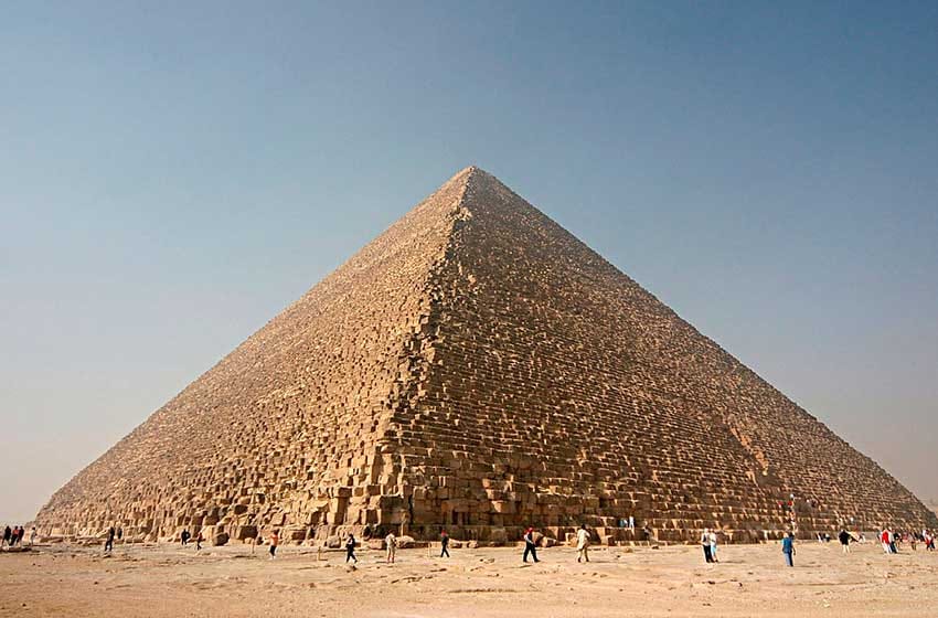 Egipto reabre aeropuertos, museos y la pirámide de Giza tras su cierre por el coronavirus