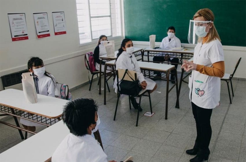 Bajo un estricto protocolo, las clases regresaron en San Juan: "La imagen es desoladora"