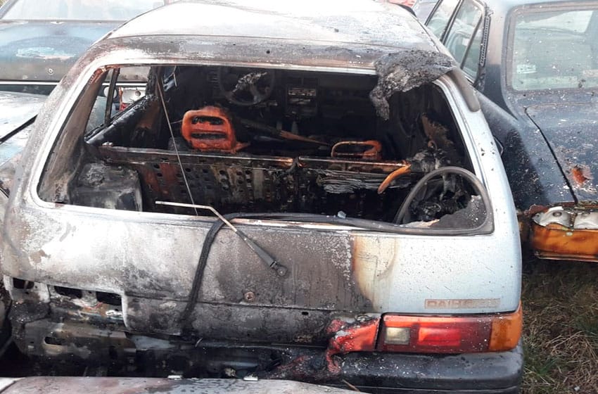 Incendian autos abandonados en el depósito municipal del barrio Libertad