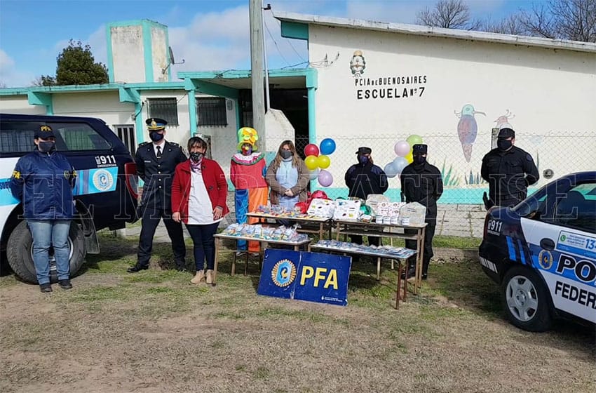 La Policía Federal donó alimentos, juguetes y bicicletas a alumnos de Chascomús