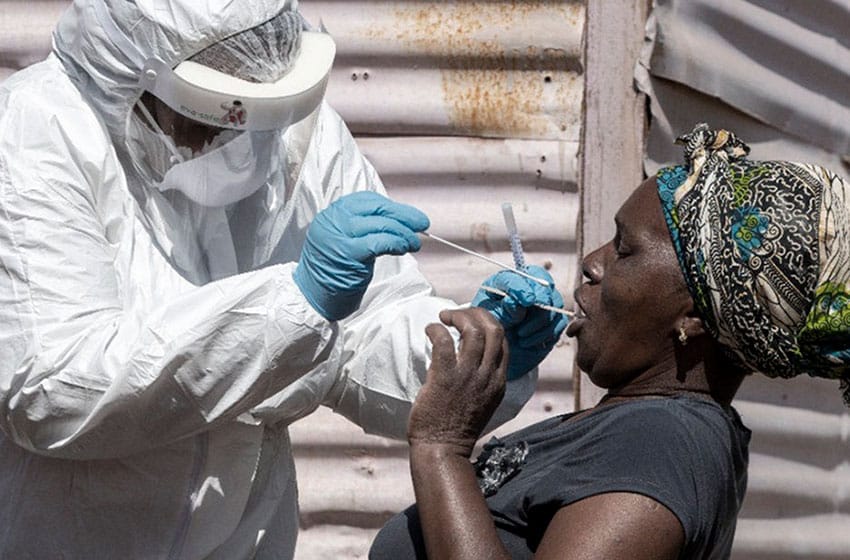 Sudáfrica relaja restricciones ante una baja en los contagios de coronavirus