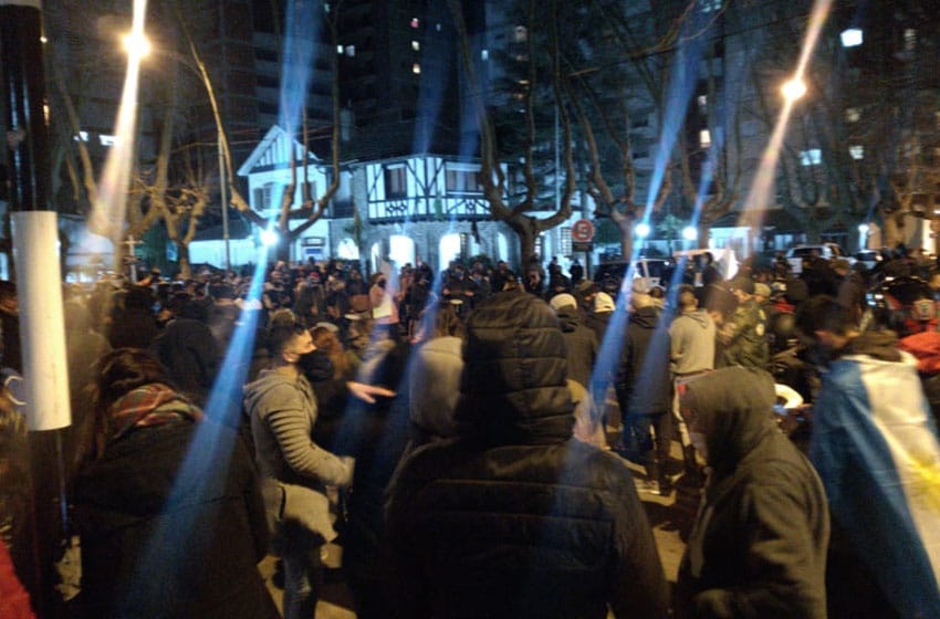 Tras la protesta, el Gobierno bonaerense anunció que otorgará un aumento salarial a policías