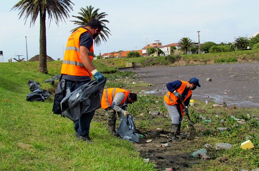 Limpieza del lago Parque Camet: entregaron 400 kilos de residuos a recuperadores urbanos