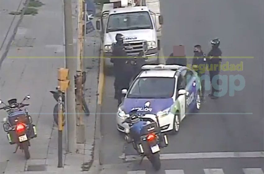 Video: tras una persecusión, los detuvieron a bordo de una moto con un arma de fuego